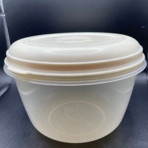 Rubbermaid Servin' Saver Almond Lid #4 Round 2.9L/12 cups